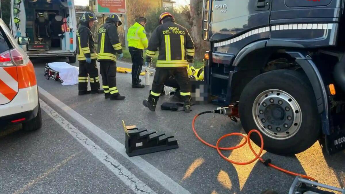 Ciclista investito da un camion lungo la Statale 16: è gravissimo - 