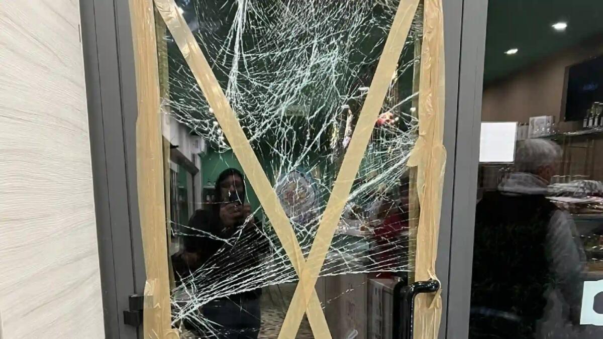 Nuova spaccata a Pordenone: frantumano la porta della pasticceria e rubano l’incasso - 