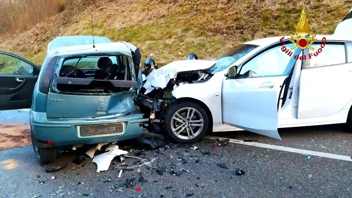 Violento scontro tra due auto lungo la SR204, forato il serbatoio: due feriti - 