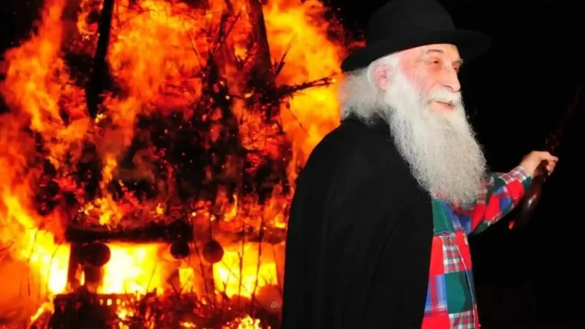 «Il fumo va a Nord-est, sarà l'anno migliore. Porterà bene». Il responso del Vecchio Venerando - 