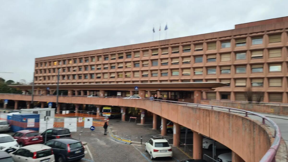 Paura a Sacile, giovane precipita dal quinto piano: è grave - 