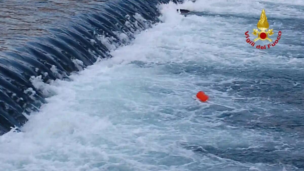 Barca si rovescia nel fiume e affonda, un passante si tuffa e salva l’occupante - 