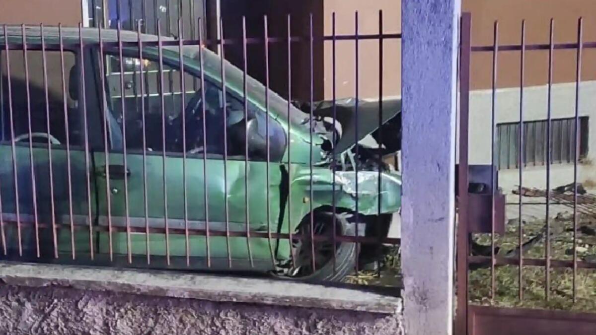 Sfondano un muretto con l'auto, piombano nel cortile e scappano a piedi - 