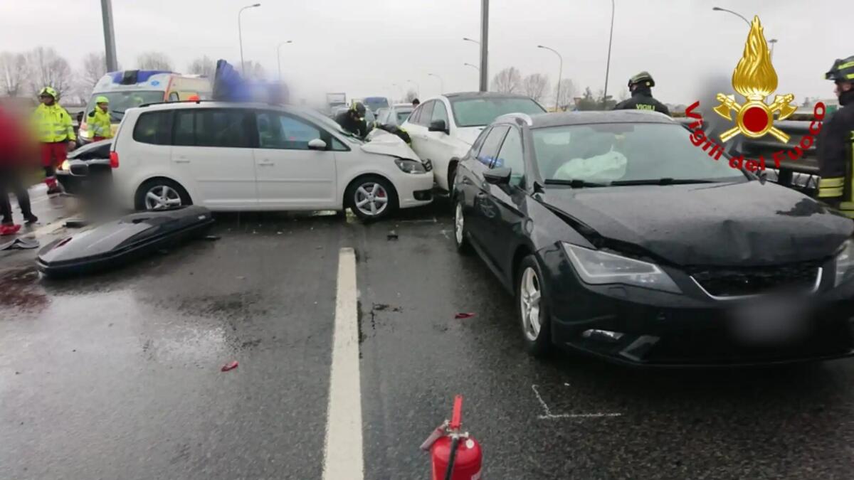 Scontro tra quattro auto in autostrada A4: 12 persone coinvolte - 
