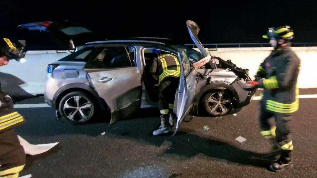 Drammatico incidente in A4, auto piomba contro le barriere: un morto e un ferito grave - 