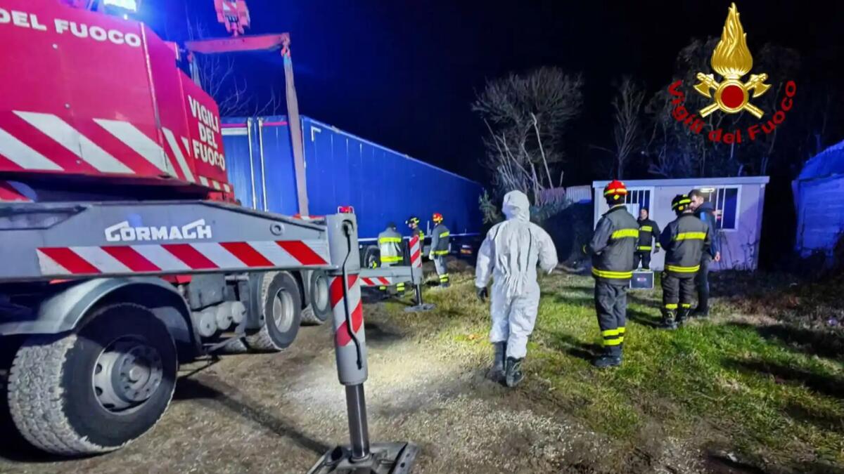 Autista tradito dal navigatore rimane bloccato con il Tir in una strada bianca - 