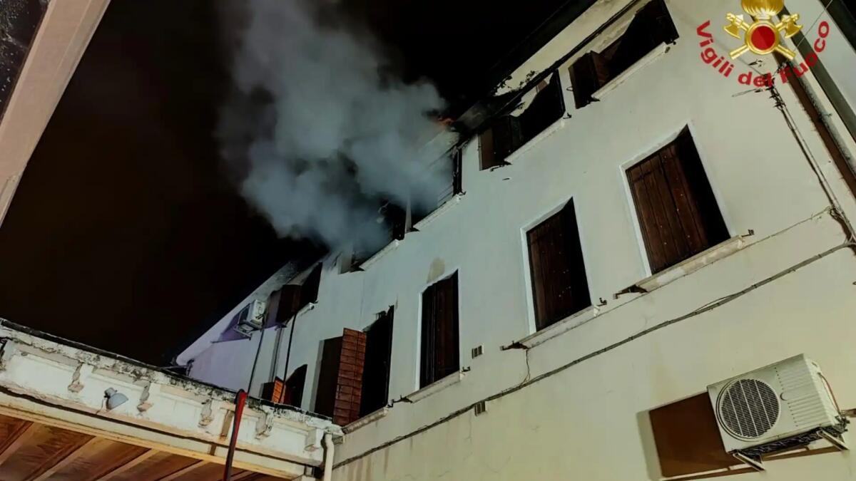 Incendio in una palazzina a Padova, evacuato lo stabile - 