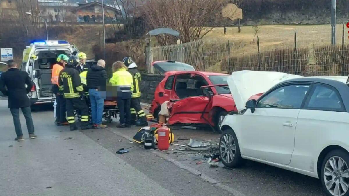 Violento scontro frontale lungo la SR 203: 5 feriti, uno è gravissimo - 