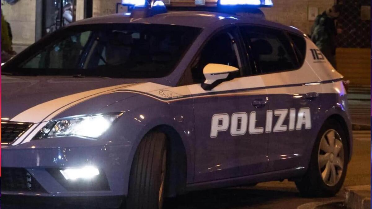 Vaga in stato confusionale in piena notte in tangenziale: anziano soccorso dalla Polizia - 