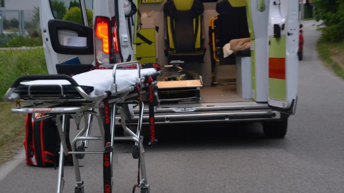 Finisce con l'auto contro un palo a Sacile: ferito il conducente - 