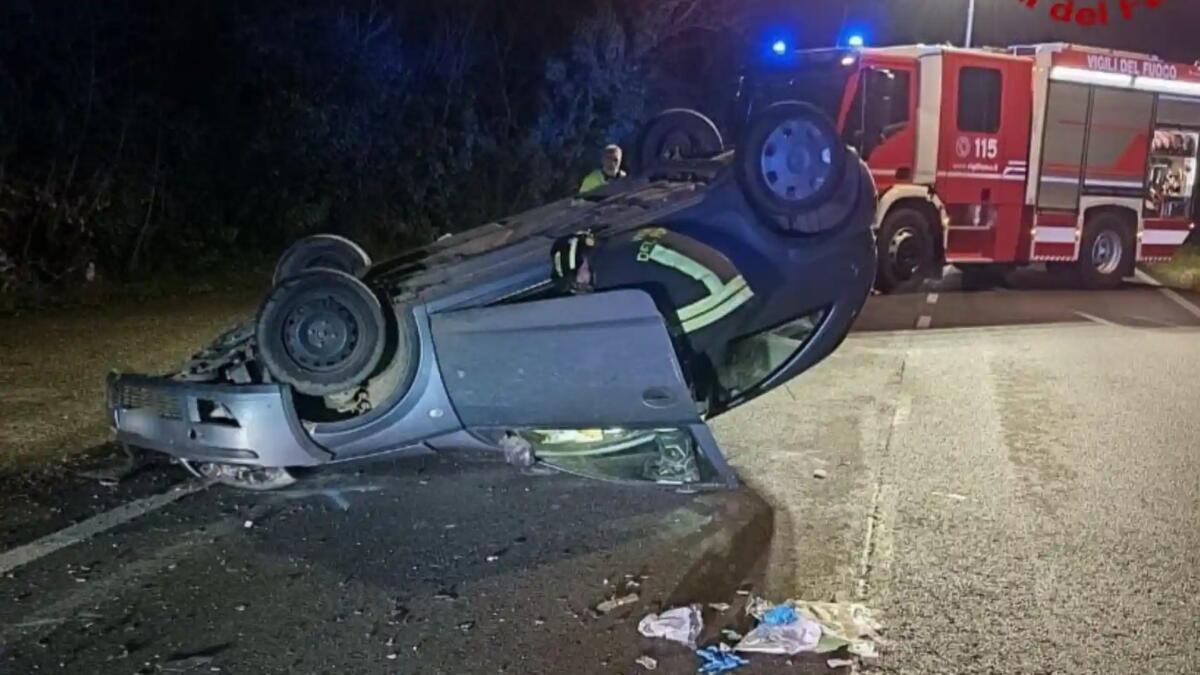 Esce di strada con l'auto e si ribalta: gravissimo il conducente - 
