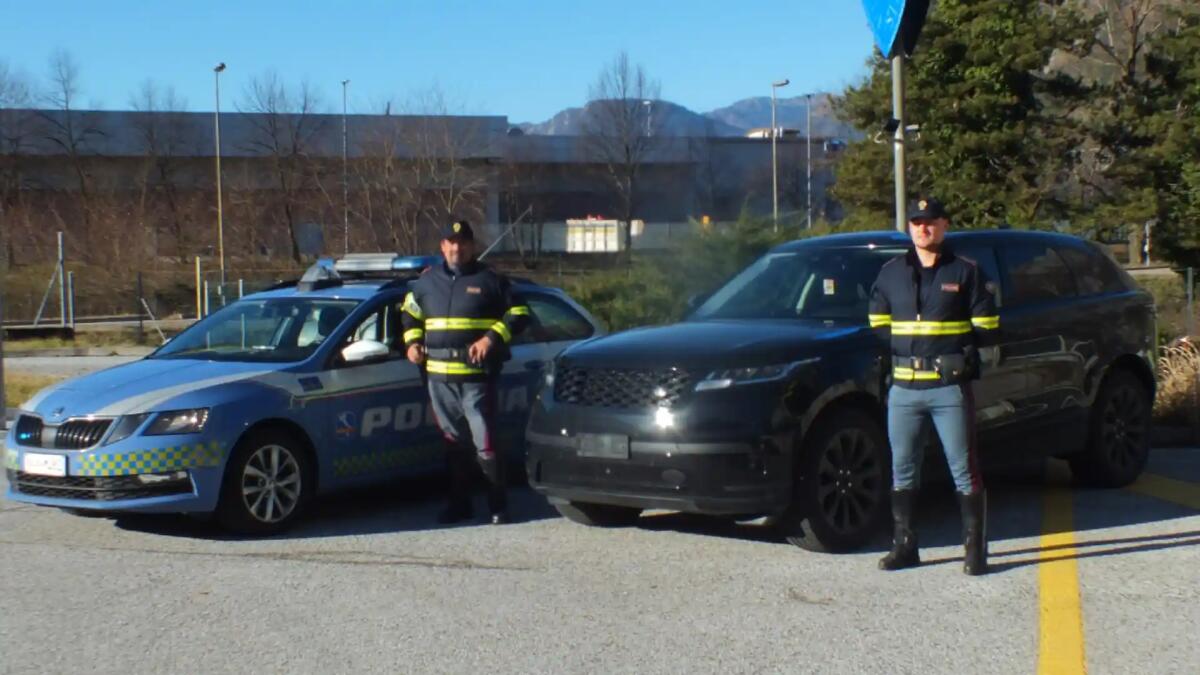 Beccati alla guida del “Range Rover Velar” rubato e clonato: arrestati 2 fratelli - 