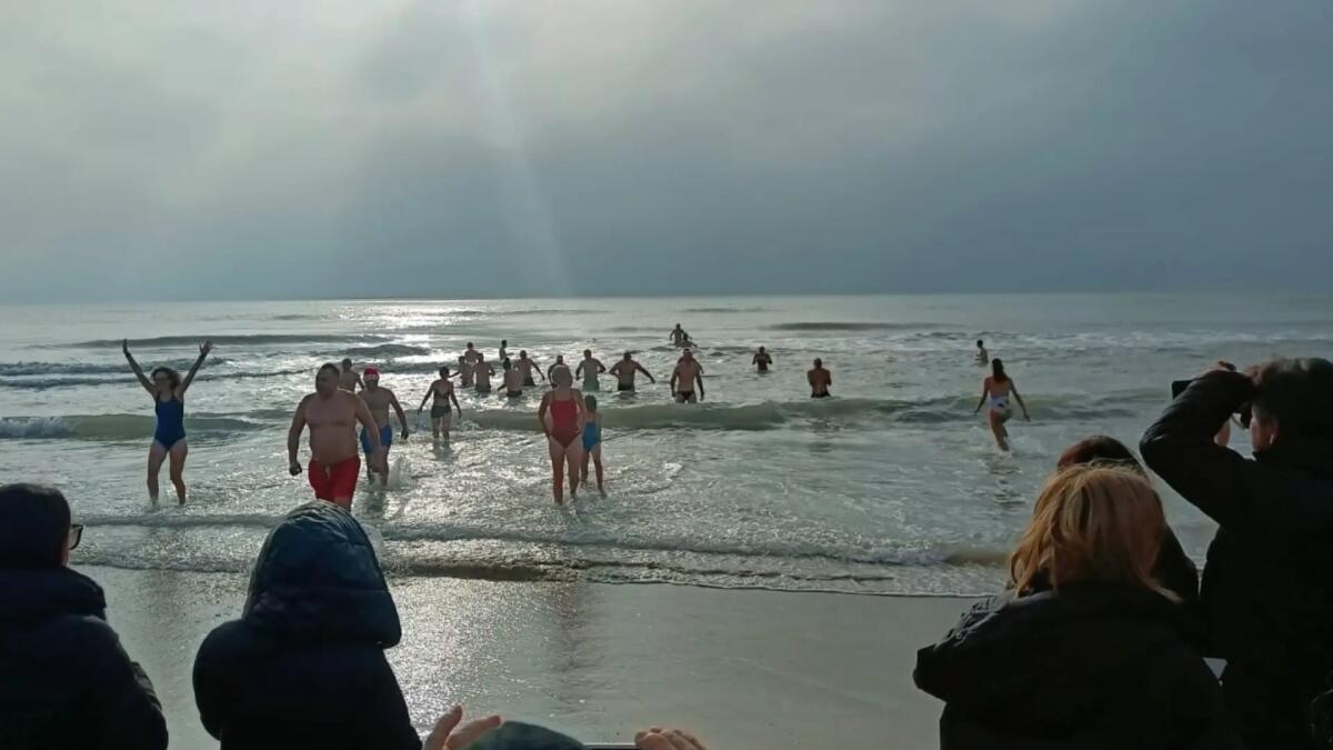 Capodanno 2024 a Bibione: ecco il tradizionale tuffo in mare del 1° gennaio | Foto e Video - 