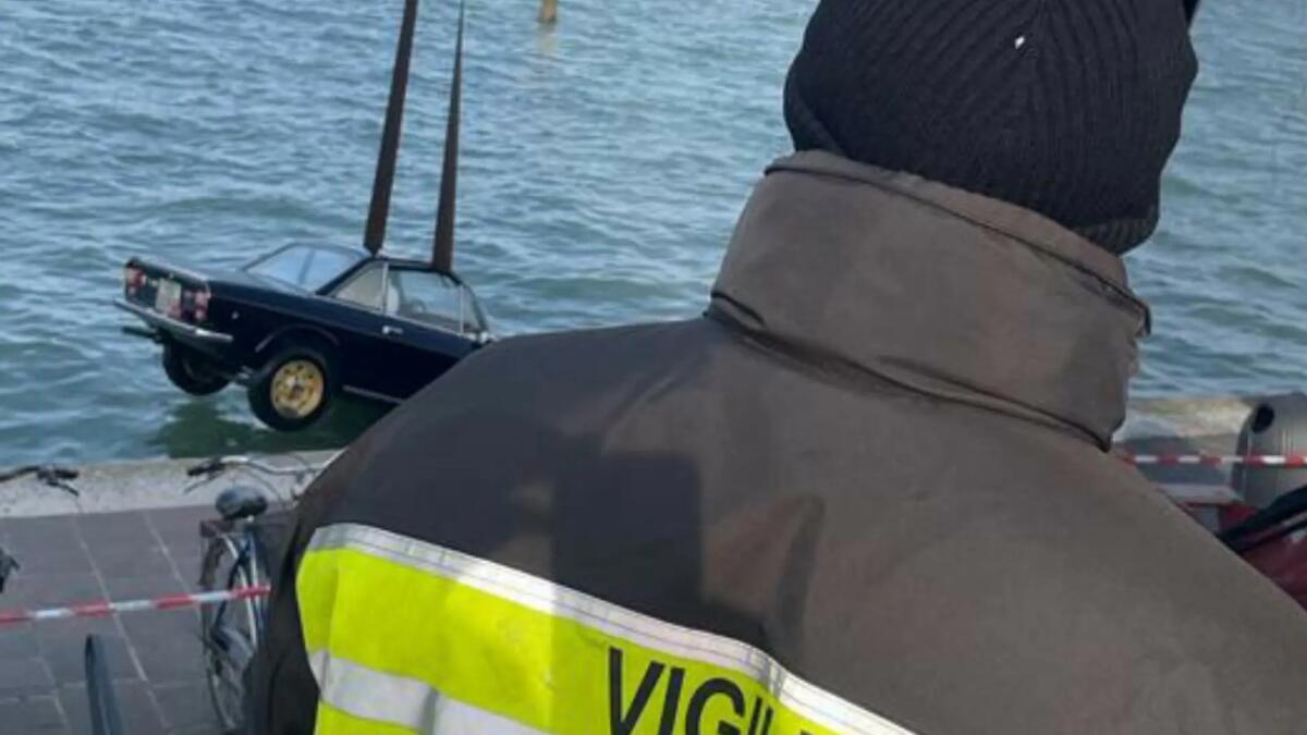 Finisce con l'auto d'epoca in acqua e rimane intrappolato: morto 80enne -
