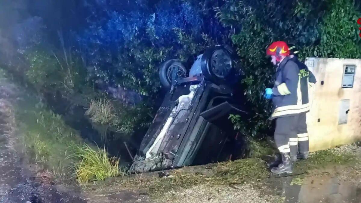 Auto esce di strada e finisce nel fossato in verticale: autista incastrato, ferito - 