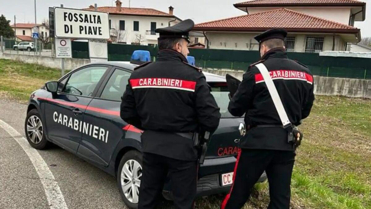 Botte, insulti e umiliazioni alla moglie e ai figli minori: allontanato marito violento - 