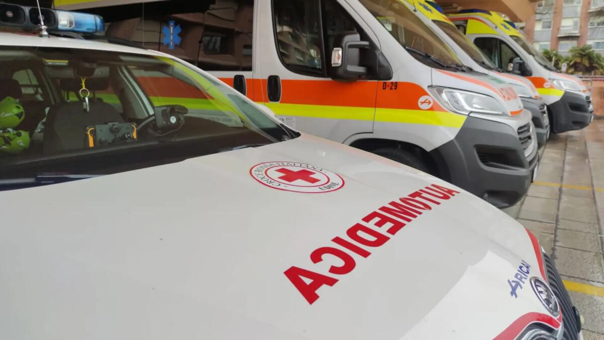 Incidente a Pasian di Prato, motociclista esce di strada alla rotonda: ferito - 
