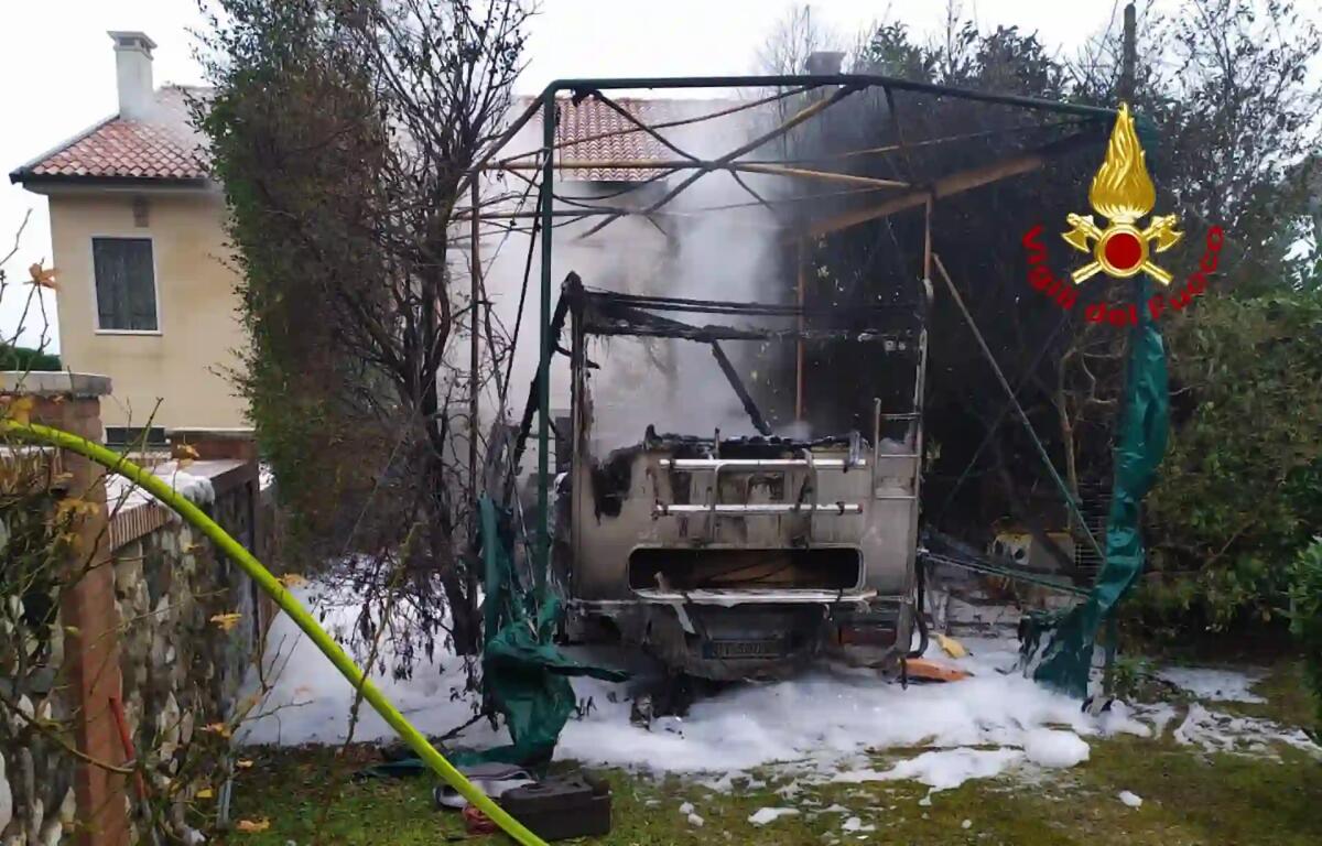 Camper a fuoco, scoppia la bombola di Gpl: veicolo distrutto - 