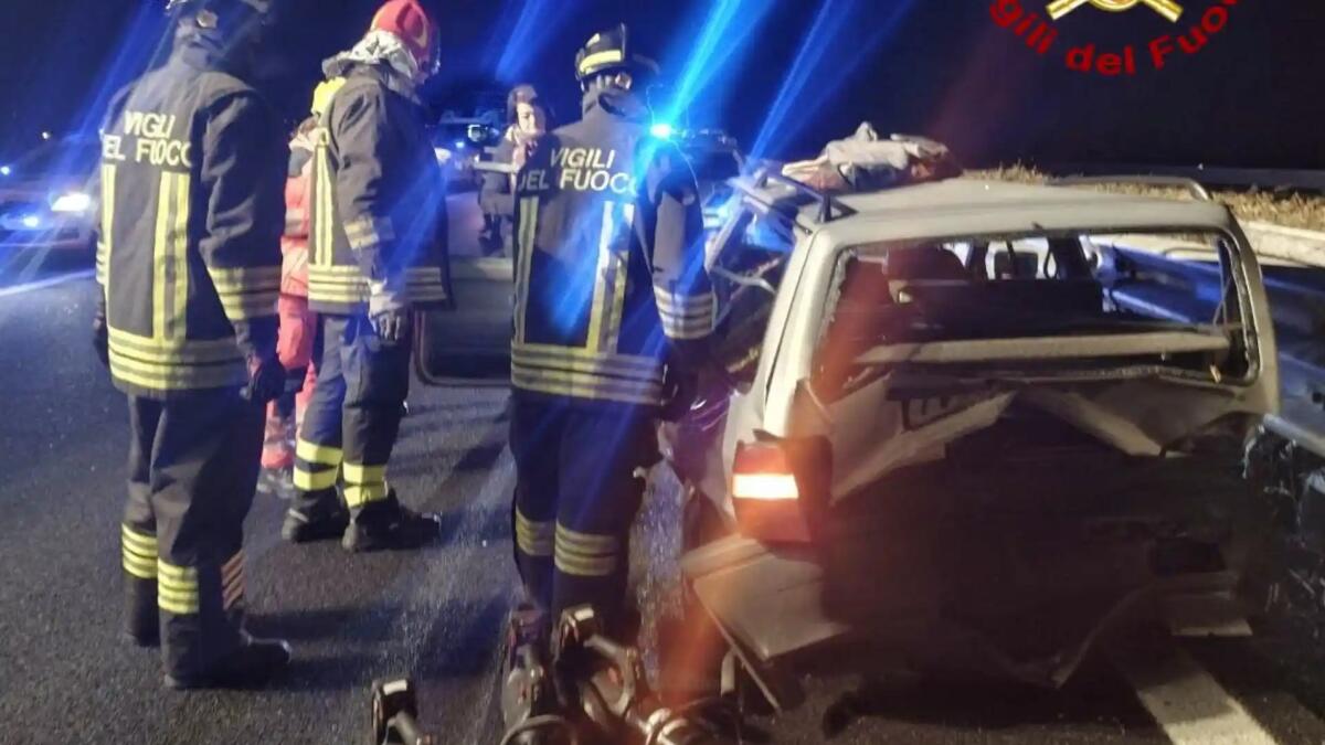 Scontro tra due auto in A28, cinque persone coinvolte - 