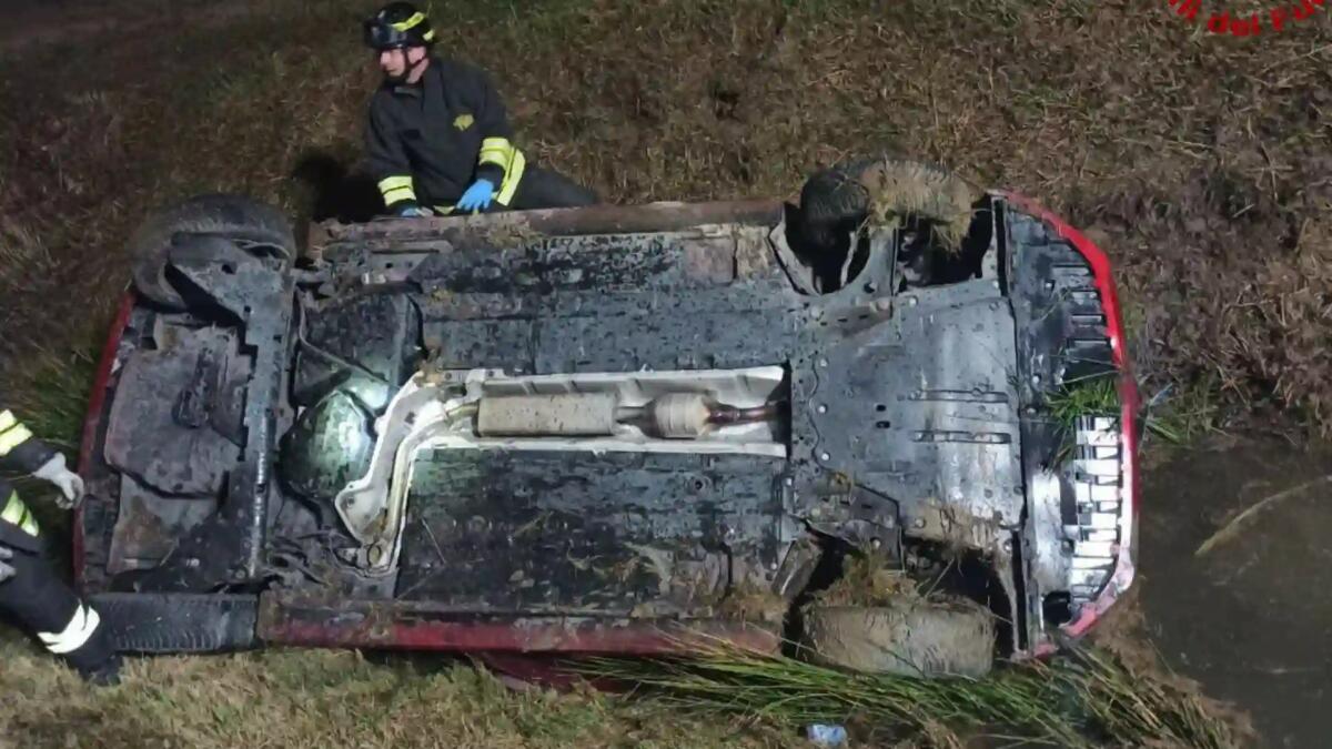Quinto di Treviso. Sbanda e finisce nel fosso, l'auto si ribalta: automobilista ferito - 