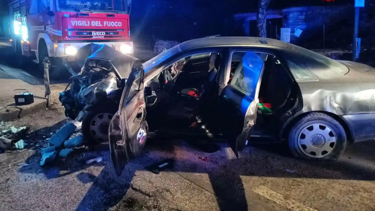 Perde il controllo dell'auto e piomba contro il muro di una casa: due feriti -