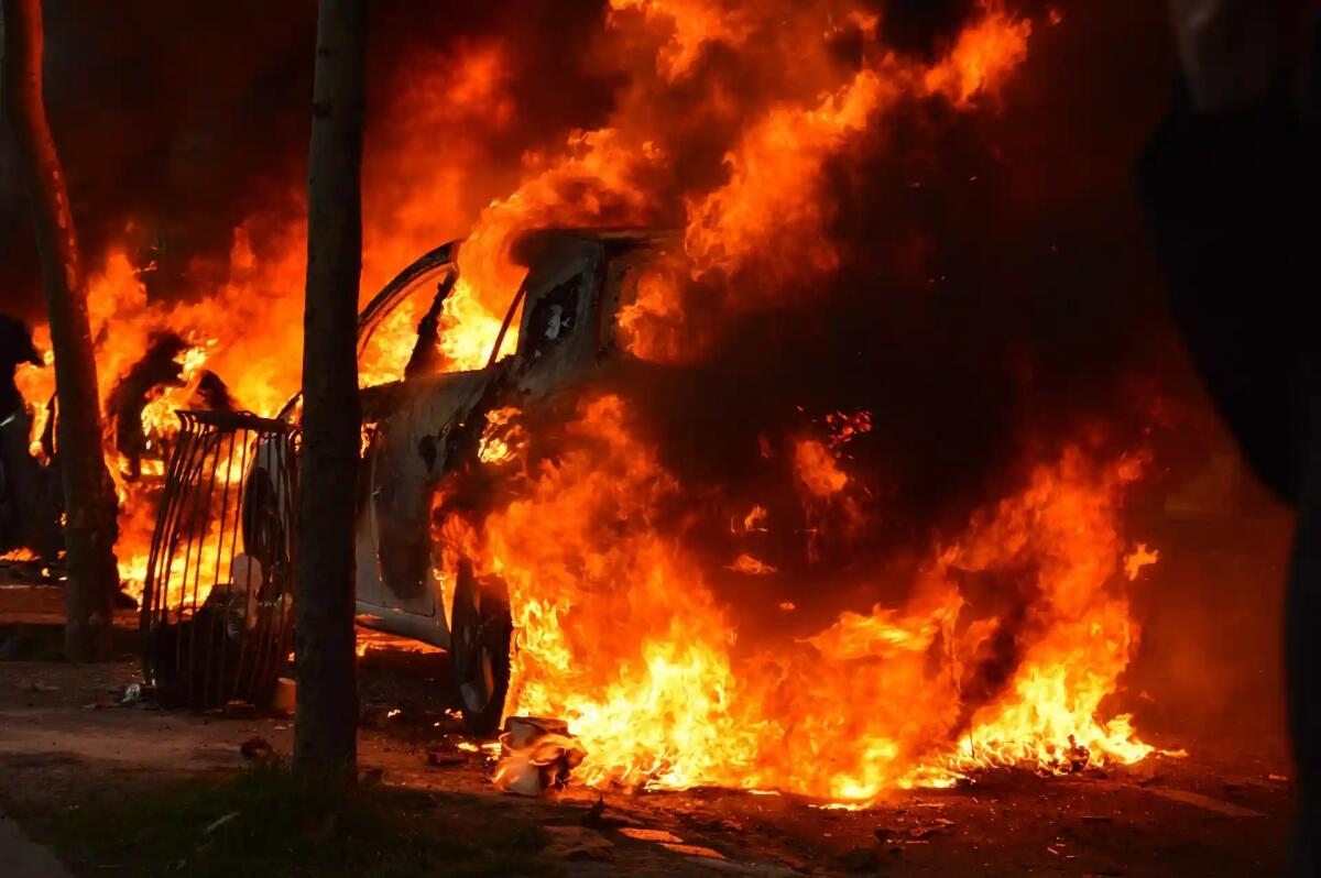 Simula il furto ed incendia l'auto per i soldi dell’assicurazione: 50enne scoperto e denunciato - 