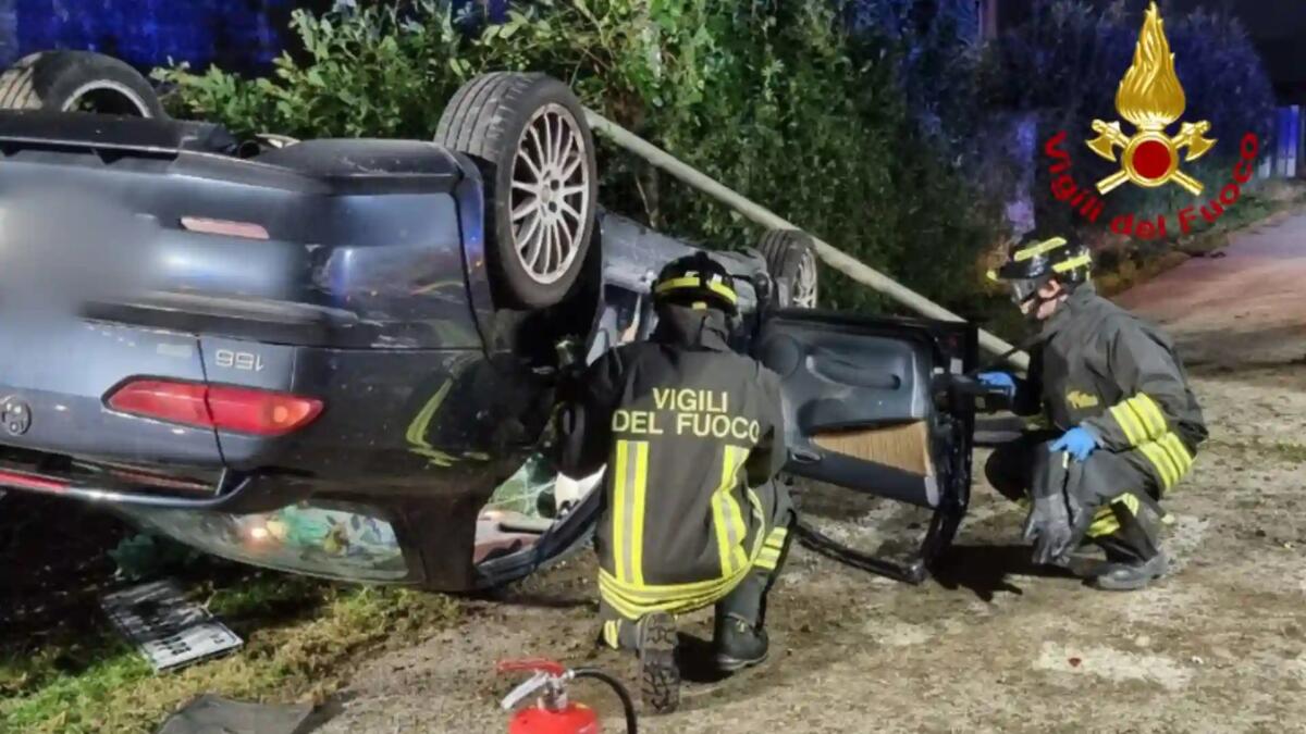Sbanda e si schianta contro il muro di una casa ribaltandosi: grave un uomo - 