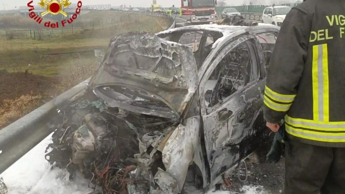 Auto si schianta contro il guardrail in Tangenziale e prende fuoco - 