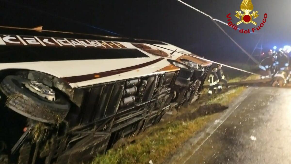 Bus con 79 persone a bordo finisce fuori strada e si ribalta: 30 feriti lievi - 
