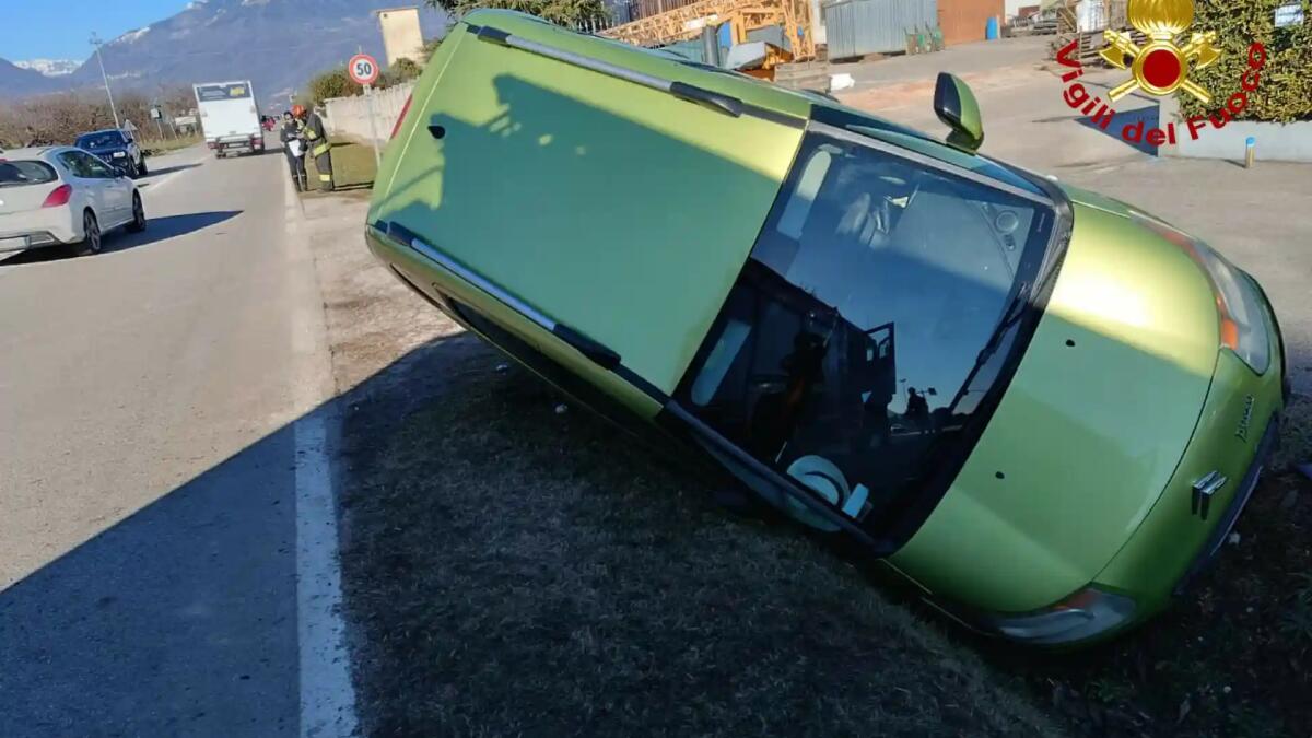 Sbanda con l'auto e finisce nel canale di scolo: 79enne ferita - 