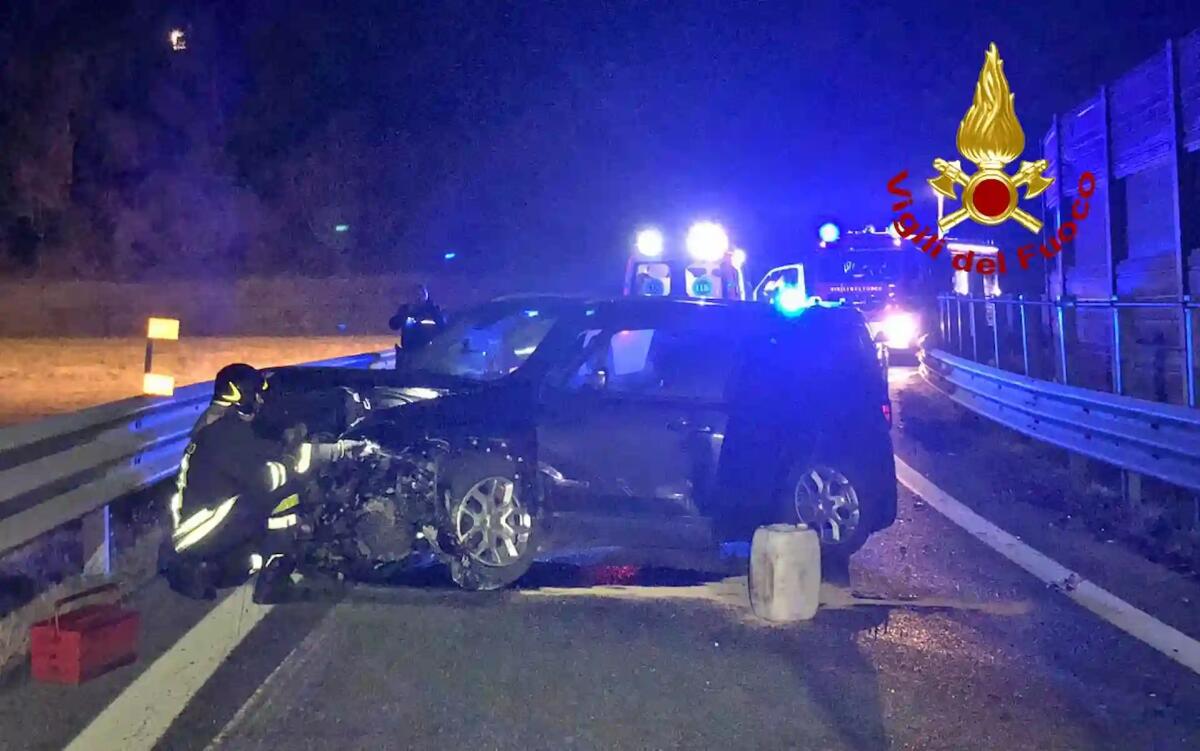 Non si ferma all'alt, sfonda la sbarra del casello autostradale e si schianta: 20enne gravissimo - 