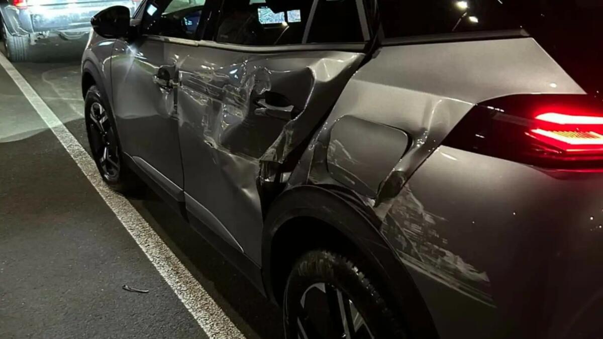 Ritira l'auto nuova e dopo 15 km viene travolta da un autocarro che si dilegua - 