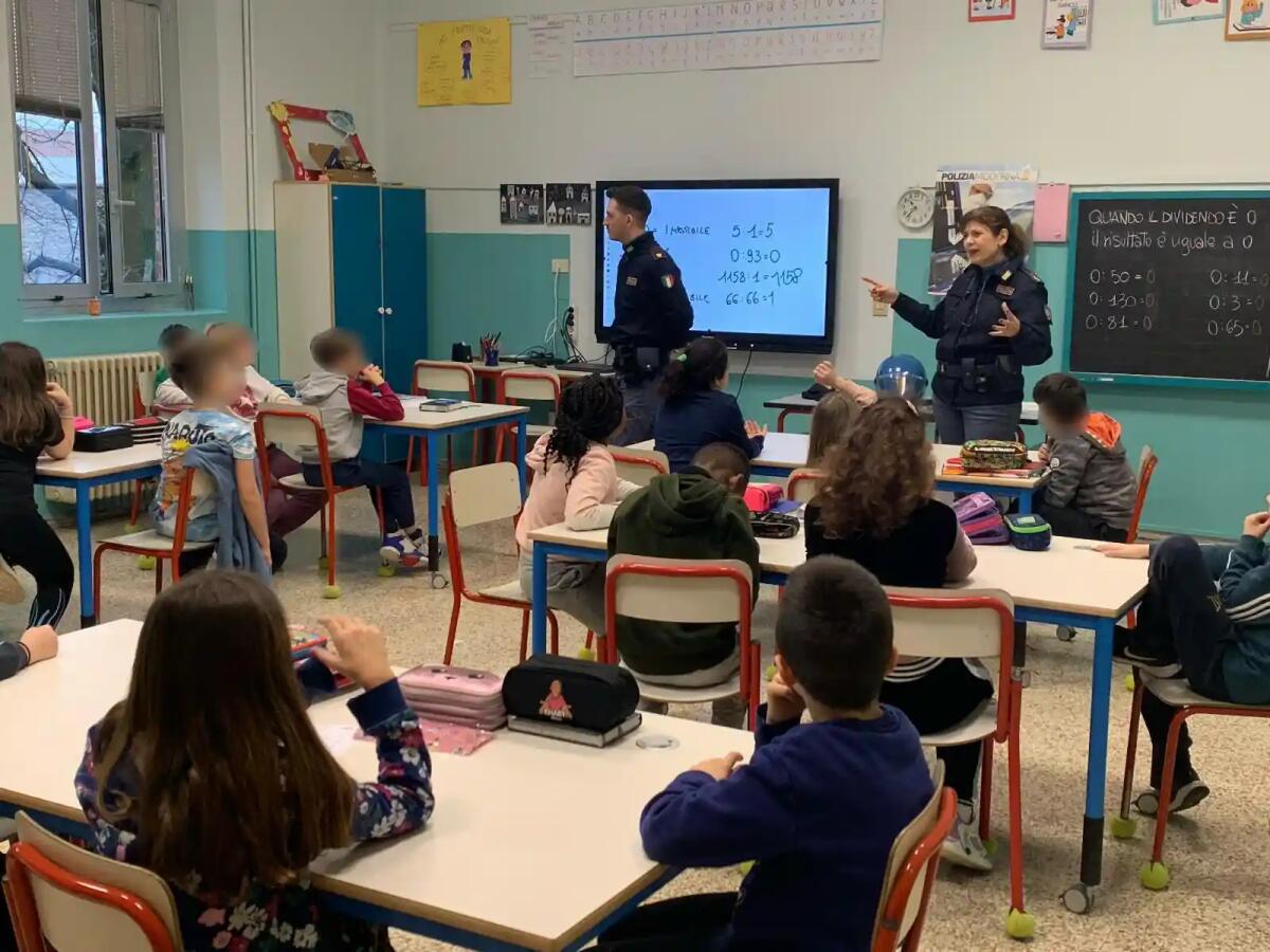 Bullismo ed il rispetto reciproco, incontro tra la Polizia di Stato e gli alunni di Vallenoncello - 