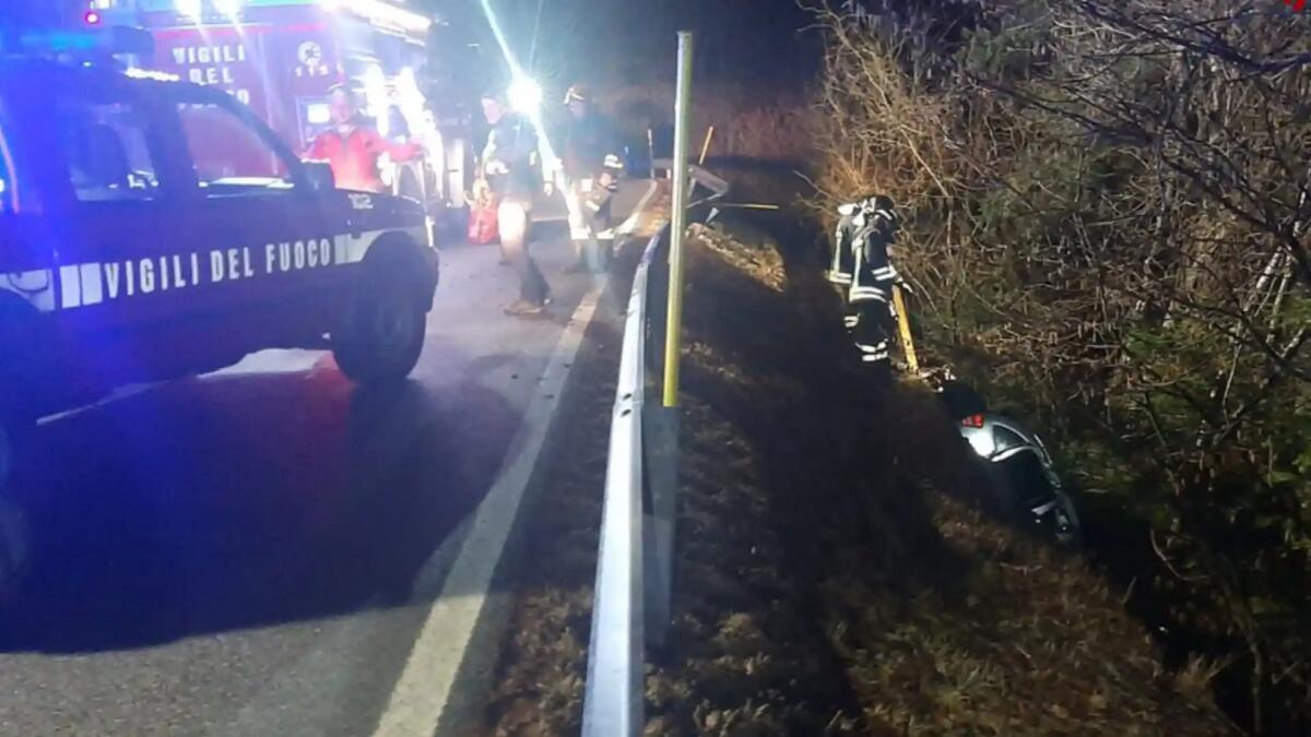 Finiscono nel bosco con l'auto dopo un volo di 6 metri: soccorsi 5 giovani - 