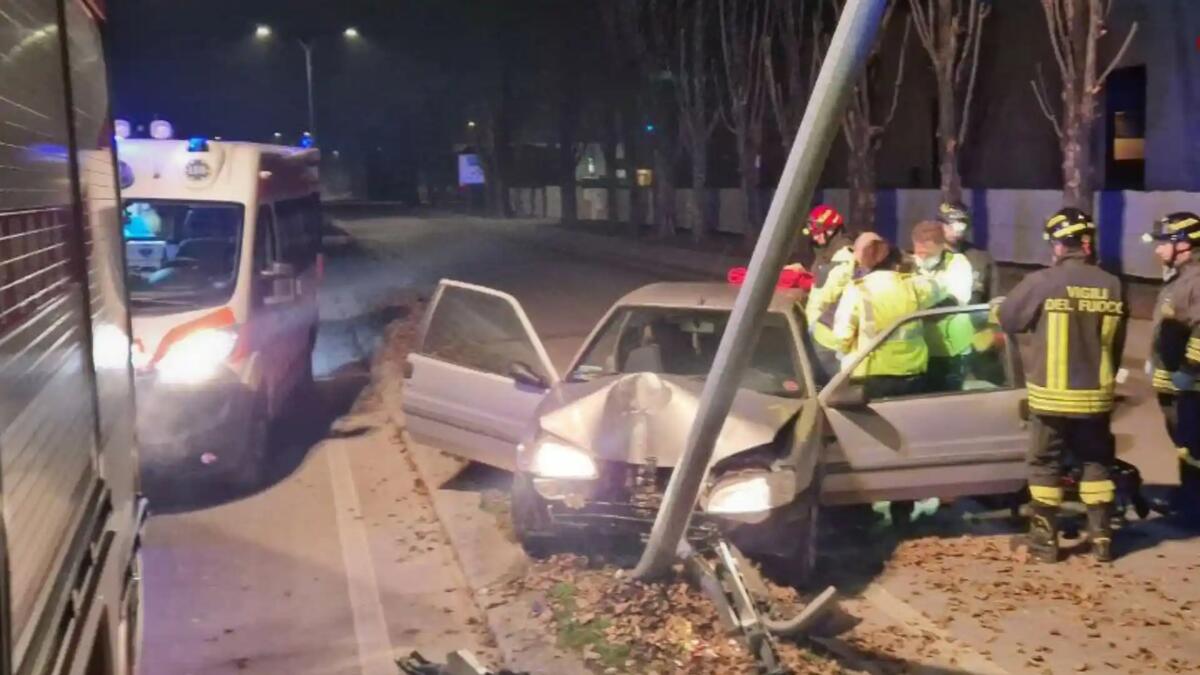 Con l'auto dritto contro un palo: conducente incastrato, ferito - 