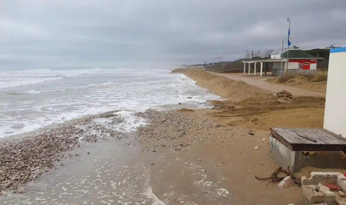Mareggiata a Jesolo, spazzati via 5mila metri cubi di sabbia - 