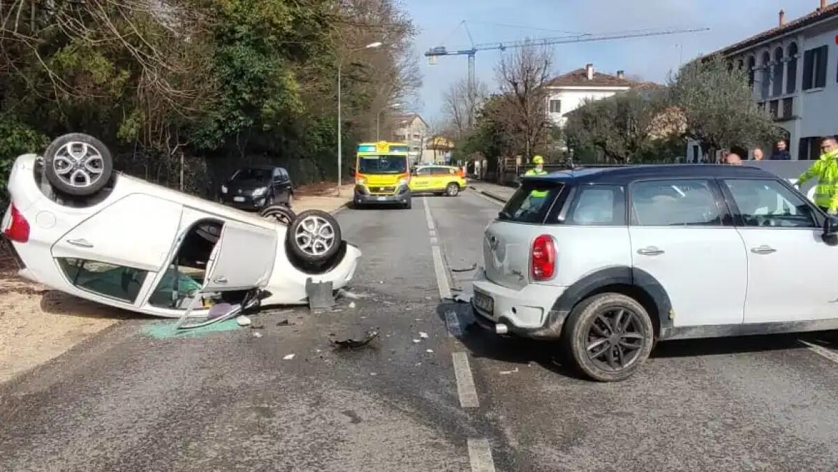 Scontro tra due auto, una finisce ruote all'aria: un ferito - 