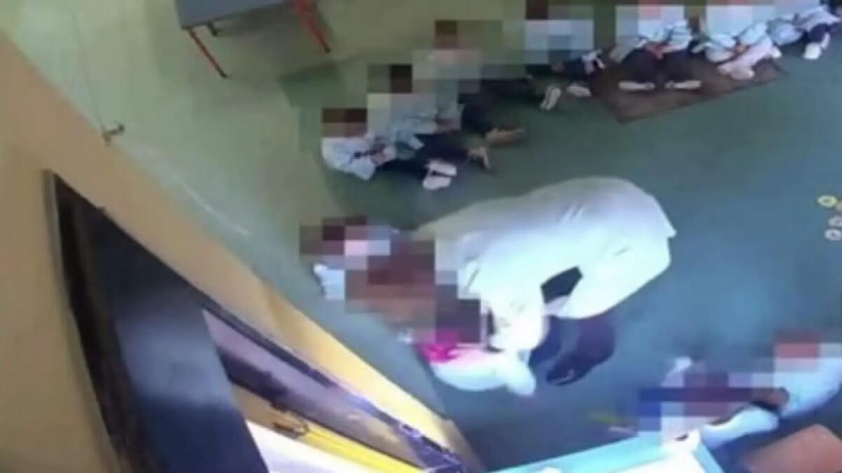 Strattoni, schiaffi, urla e imprecazioni a una bimba disabile: arrestate due maestre - 