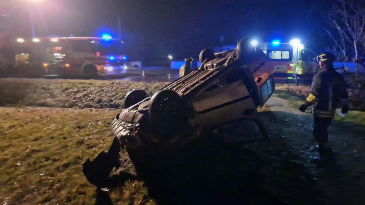 Finisce fuori strada e resta bloccato nell'auto rovesciata - 