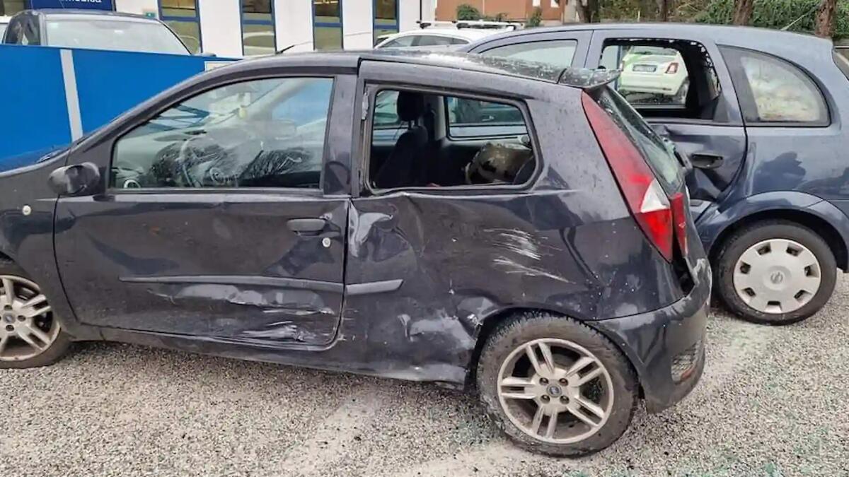 Piomba contro due auto in sosta danneggiandole, poi fugge: caccia al pirata della strada - 