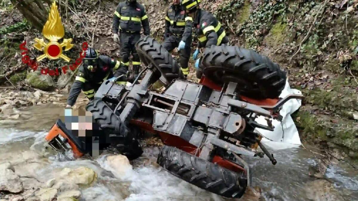 Precipita per 15 metri con il trattore e resta schiacciato: morto agricoltore - 