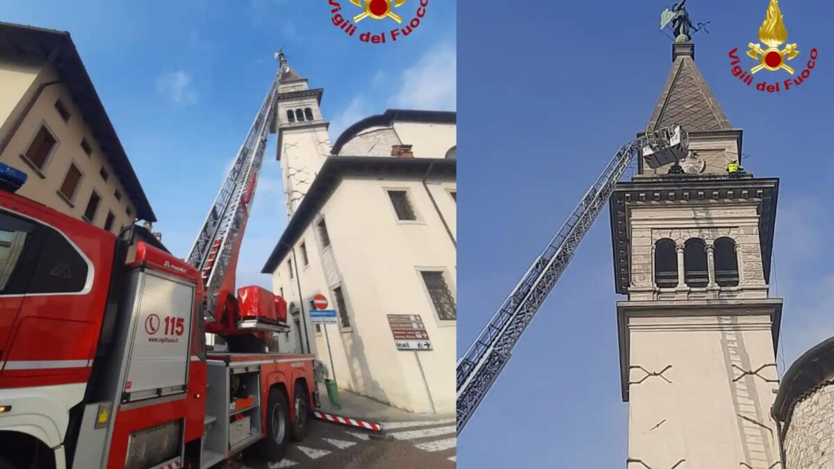 "Stella Cometa" pericolante in cima al campanile di Tolmezzo: intervento dei pompieri - 