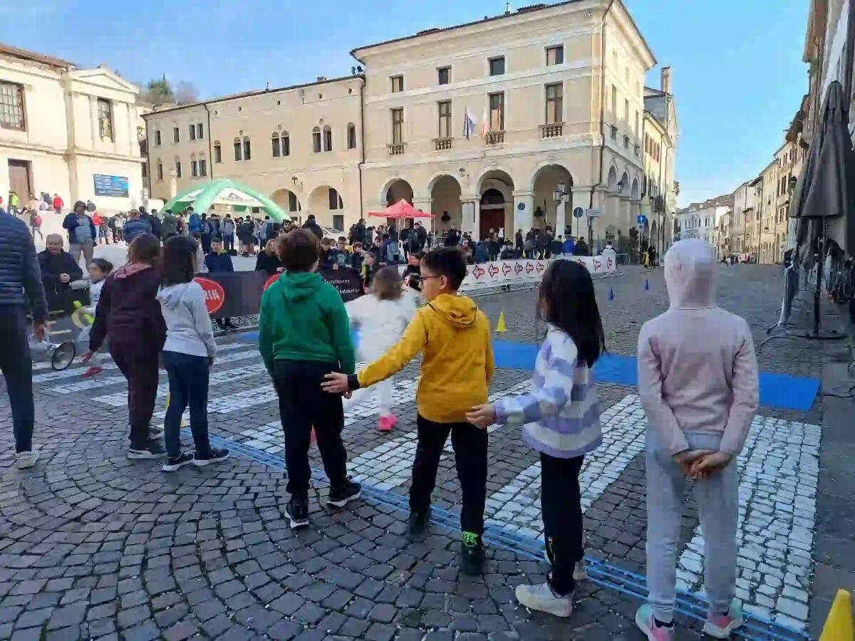 Più di 1200 studenti oggi a colorare Contrada Granda per La Ventuno del Cima -