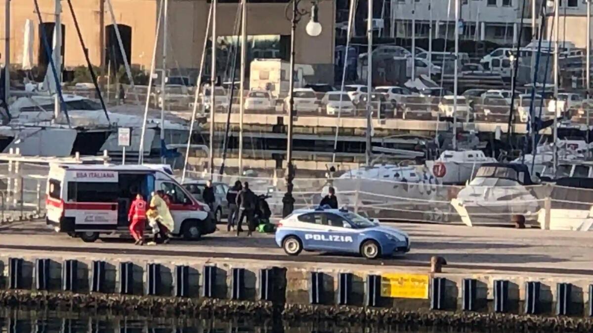 Cade in mare e rischia di morire assiderato: pescatore salvato dalla Polizia - 