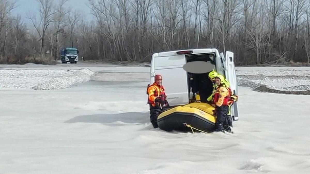 Il guado è chiuso, ma lo attraversa e rimane bloccato con il furgone - 