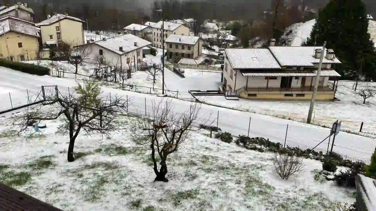 Maxi grandinata di febbraio a Poffabro: un manto bianco avvolge l'antico borgo - 
