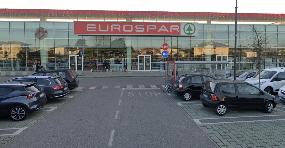 Armato di coltello tenta la rapina all'Eurospar, i dipendenti lo mettono in fuga - 