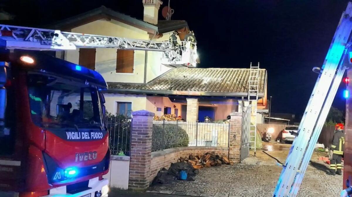 Incendio a Fiume Veneto nel cuore della notte, in fiamme il sottoportico dell'abitazione - 