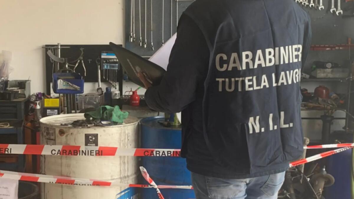 Scoperta una officina abusiva. Veicoli in riparazione e operaio in nero - 