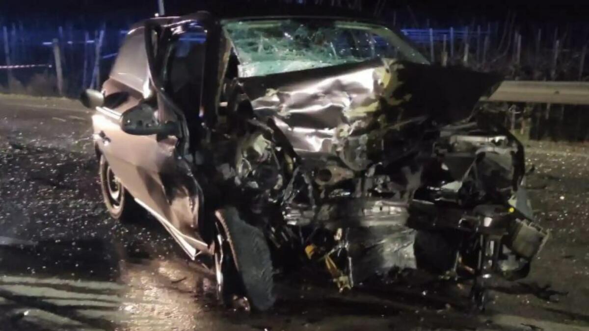 Drammatico scontro frontale tra due auto, una si incendia: morto 31enne - 